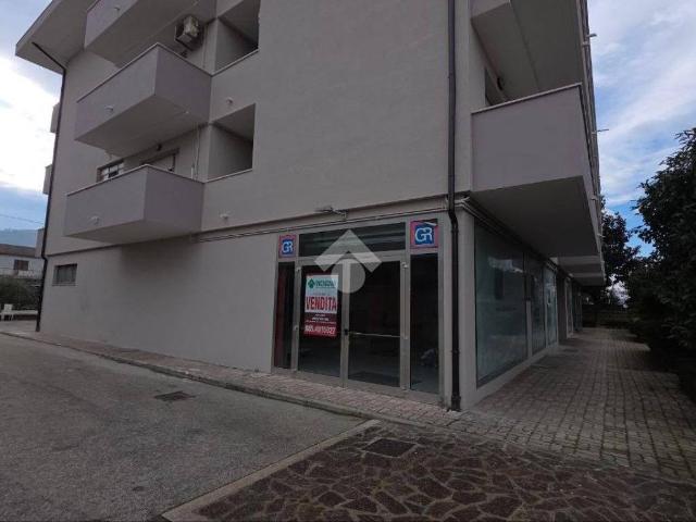 Locale Commerciale in vendita a San Giovanni Teatino, Abruzzo