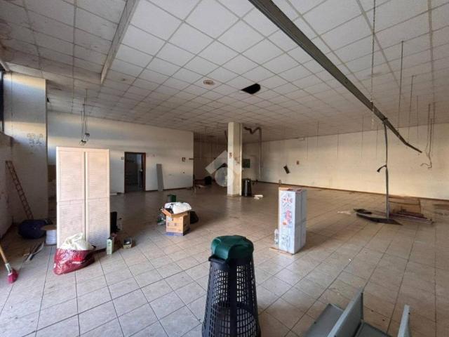 Locale Commerciale in vendita a San Giovanni Valdarno, Arezzo