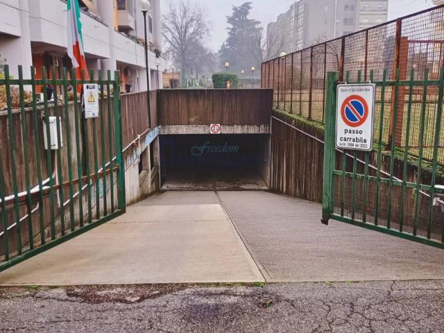 Locale Commerciale in vendita a Zivido, San Giuliano Milanese