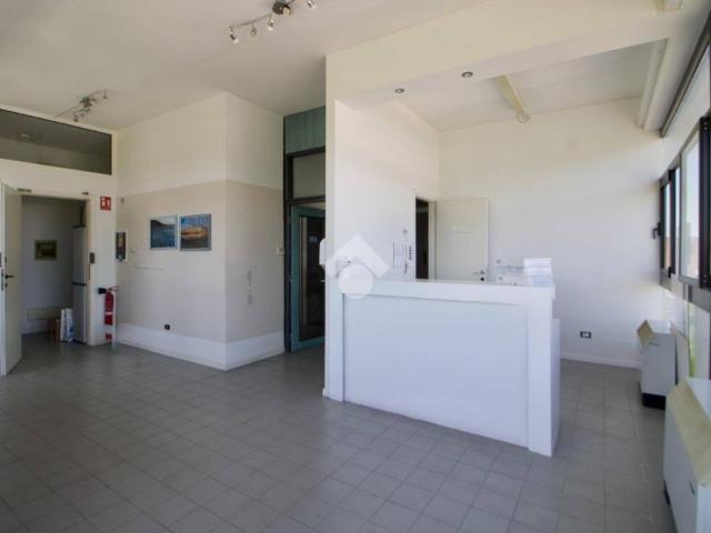 Locale Commerciale in vendita a San Giuliano Terme, Toscana