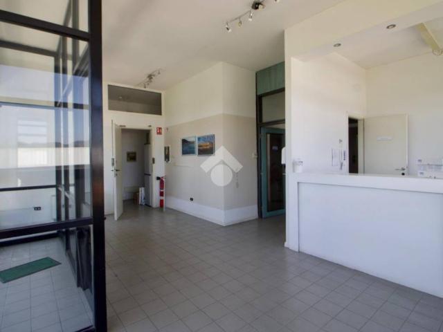 Locale Commerciale in vendita a San Giuliano Terme, Toscana