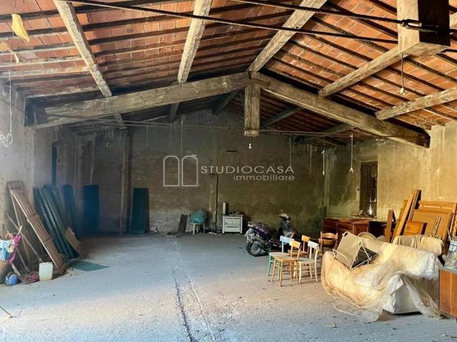 Locale Commerciale in vendita a Mezzana, San Giuliano Terme