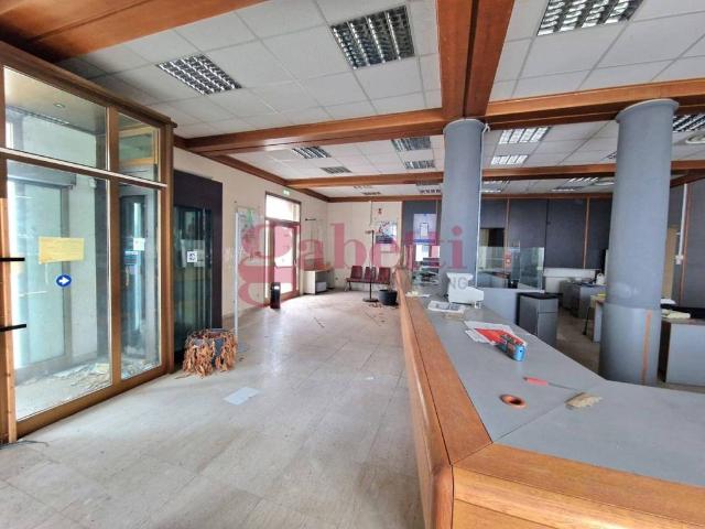 Locale Commerciale in vendita a San Giuliano Terme, Toscana