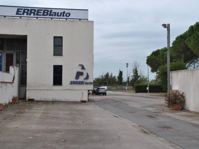 Locale Commerciale in vendita a San Giuliano Terme, Toscana