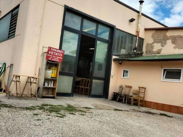 Locale Commerciale in vendita a Lama, San Giustino