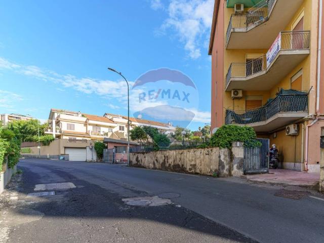 Locale Commerciale in vendita a San Gregorio Di Catania, Sicilia