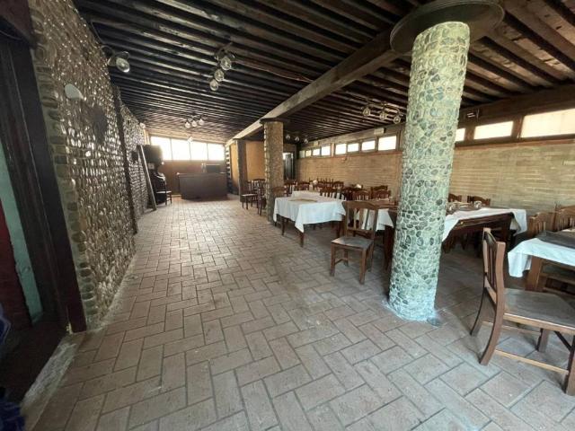 Locale Commerciale in vendita a San Marcellino, Campania