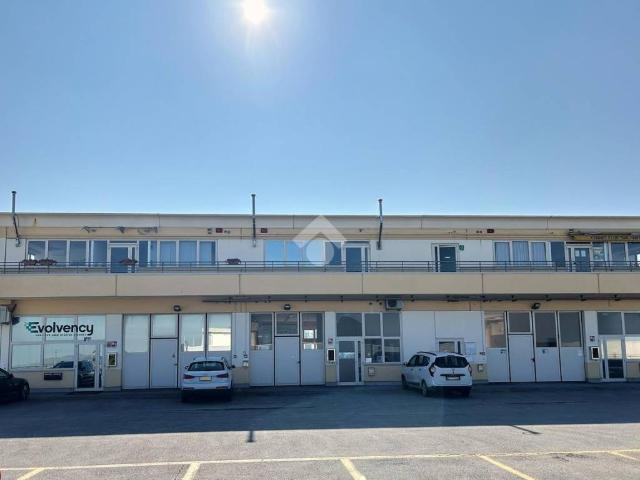 Locale Commerciale in vendita a Serravalle