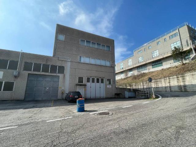 Locale Commerciale in vendita a Serravalle