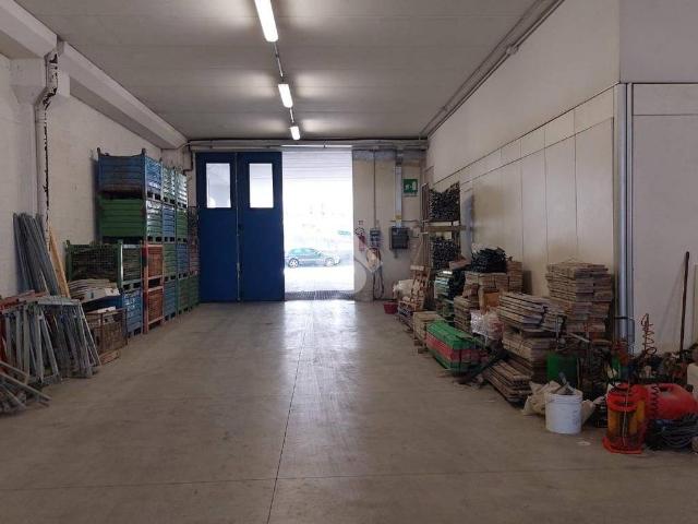 Locale Commerciale in vendita a Serravalle