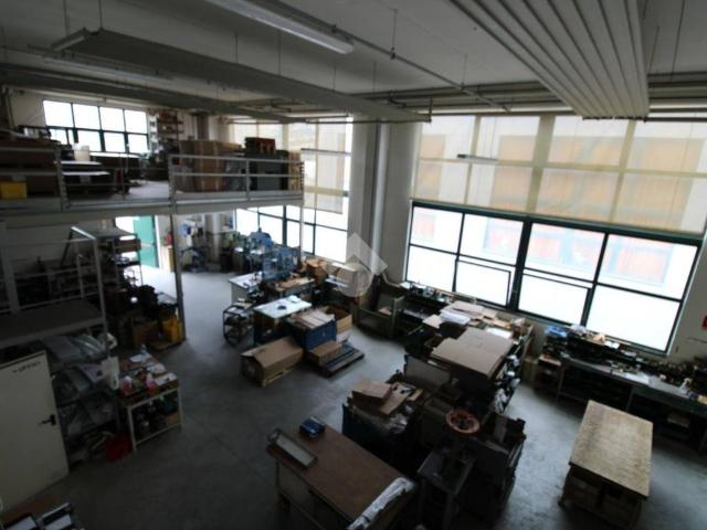 Locale Commerciale in vendita a Serravalle