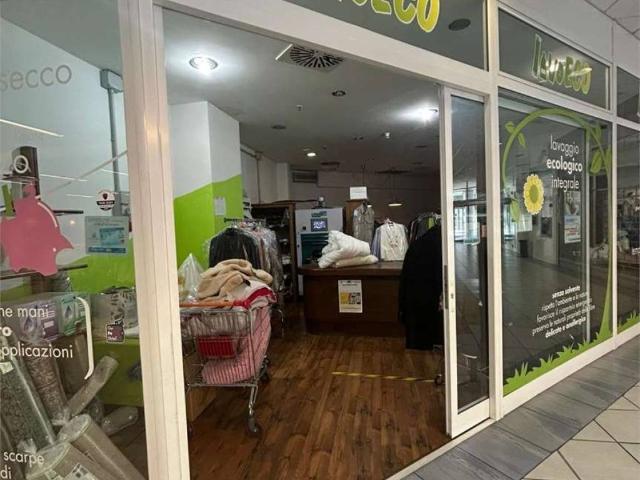 Locale Commerciale in vendita a Serravalle