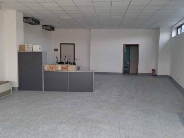 Locale Commerciale in vendita a Fiorentino