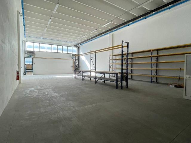 Locale Commerciale in vendita a Serravalle