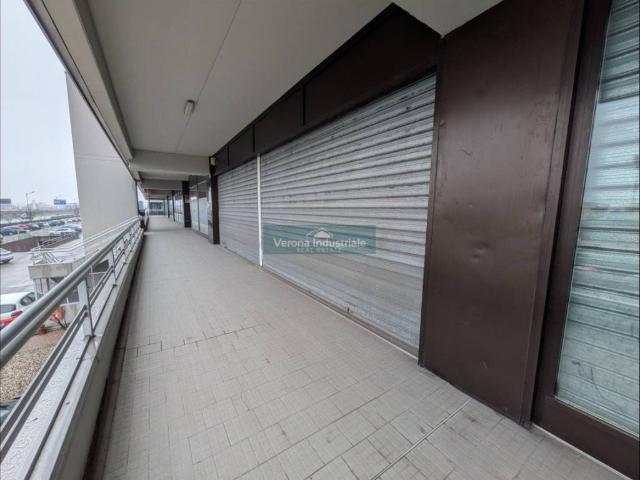 Locale Commerciale in vendita a Case Nuove, San Martino Buon Albergo