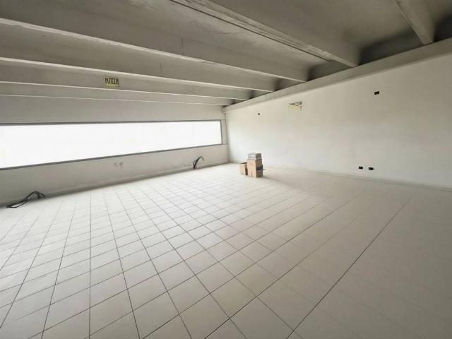 Locale Commerciale in vendita a Case Nuove, San Martino Buon Albergo