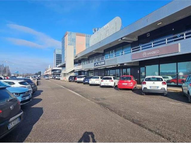 Locale Commerciale in vendita a Case Nuove, San Martino Buon Albergo