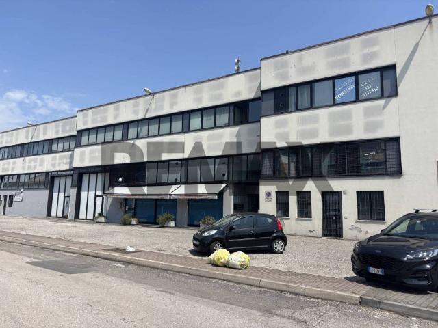 Locale Commerciale in vendita a Case Nuove, San Martino Buon Albergo