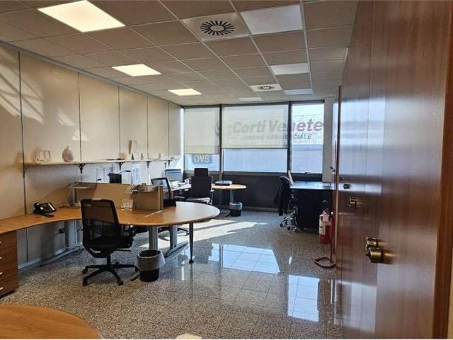 Locale Commerciale in vendita a Case Nuove, San Martino Buon Albergo