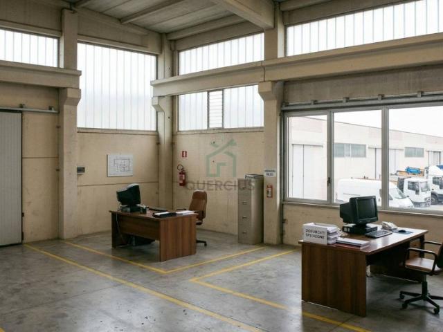 Locale Commerciale in vendita a San Martino Buon Albergo, Veneto