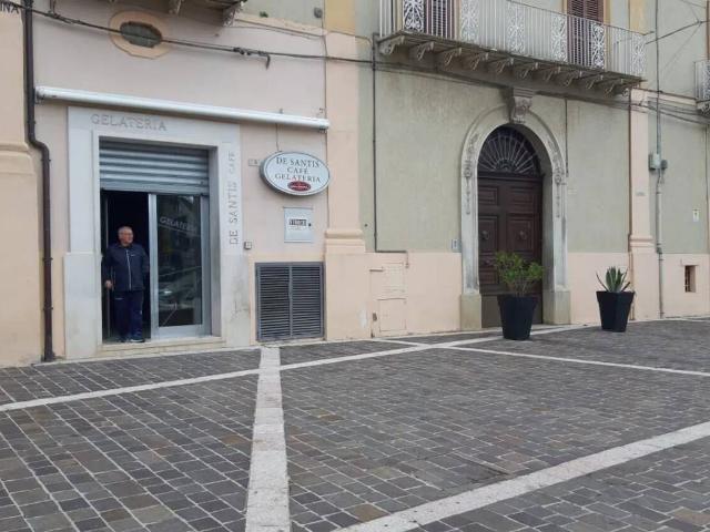 Locale Commerciale in vendita a San Martino In Pensilis, Molise