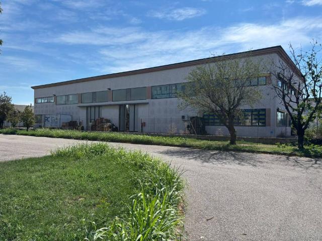 Locale Commerciale in vendita a Sesto, San Martino in Strada