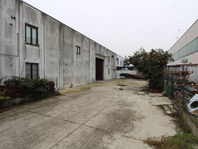 Locale Commerciale in vendita a San Martino Siccomario, Lombardia
