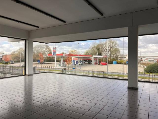 Locale Commerciale in vendita a San Martino Siccomario, Lombardia