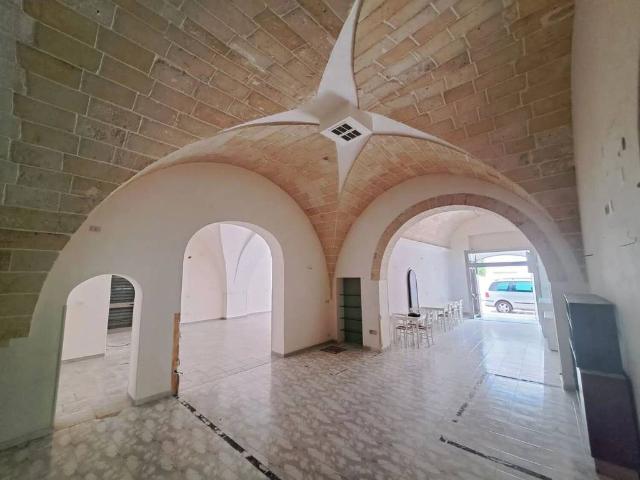 Locale Commerciale in vendita a Puglia, Brindisi