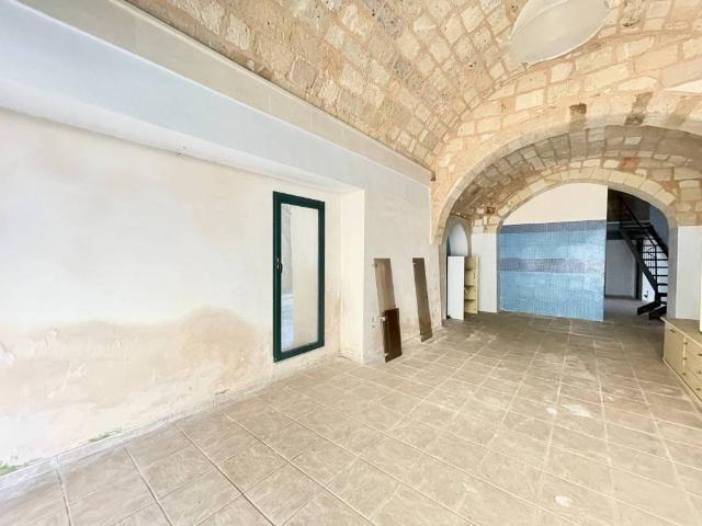 Locale Commerciale in vendita a Puglia, Lecce