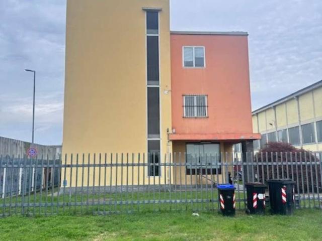 Locale Commerciale in vendita a Piemonte, Novara