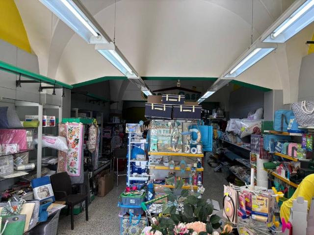Locale Commerciale in vendita a Puglia, Brindisi