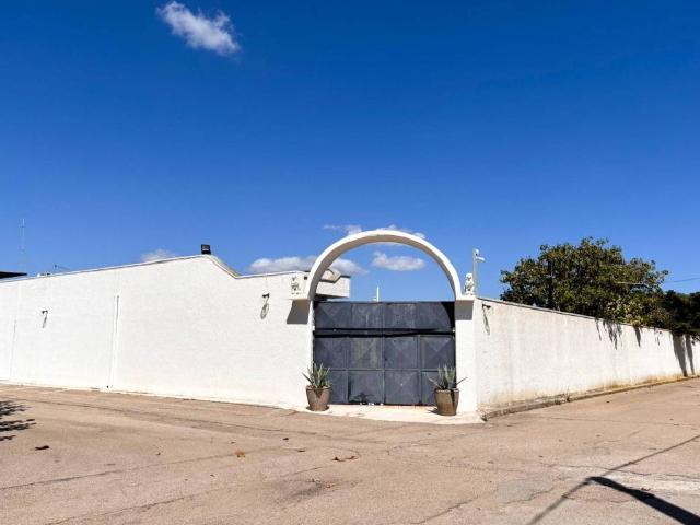 Locale Commerciale in vendita a Campo di Mare, Puglia