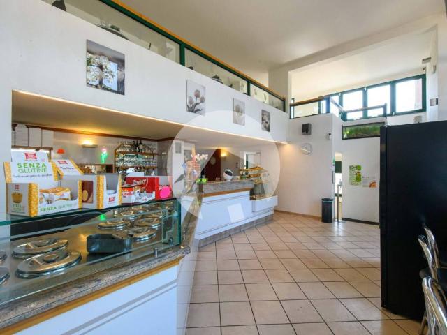 Locale Commerciale in vendita a Val d’Enza, Re