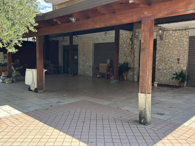 Locale Commerciale in vendita a Macchie, San Potito Ultra