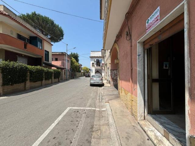 Locale Commerciale in vendita a San Prisco, Campania