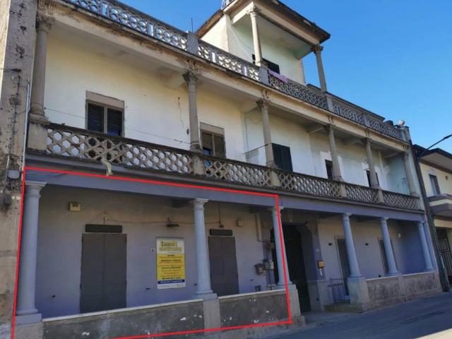 Locale Commerciale in vendita a Casapulla, Campania