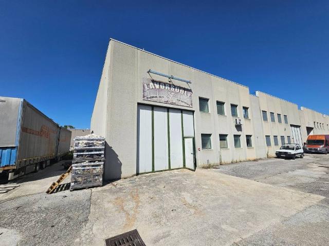 Locale Commerciale in vendita a Marche, Macerata