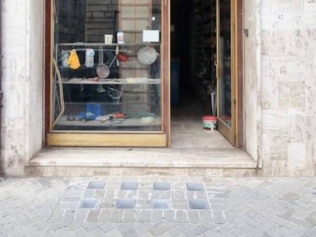 Locale Commerciale in vendita a Marche, Macerata