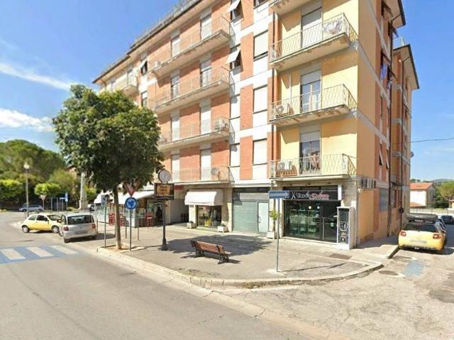 Locale Commerciale in vendita a Mazzini, San Severino Marche