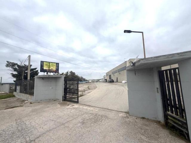 Locale Commerciale in vendita a Puglia, Foggia