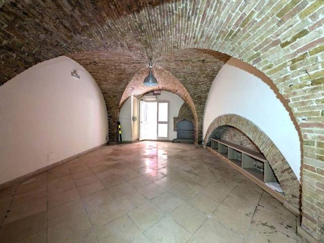 Locale Commerciale in vendita a San Severo, Foggia