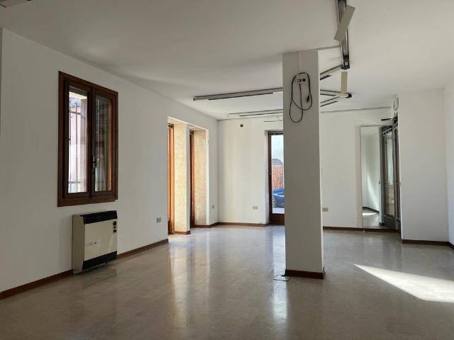 Locale Commerciale in vendita a Prodolone, San Vito Al Tagliamento