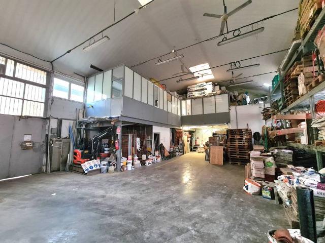 Locale Commerciale in vendita a San Vittore Olona, Lombardia