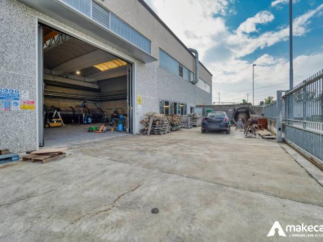 Locale Commerciale in vendita a San Zenone Al Lambro, Lombardia