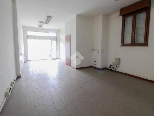 Locale Commerciale in vendita a San Zenone Al Lambro, Lombardia