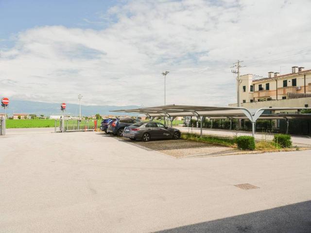 Locale Commerciale in vendita a Sandrigo, Veneto