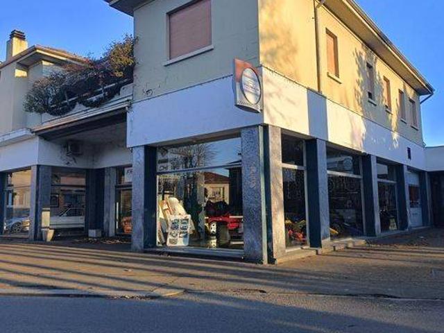 Locale Commerciale in vendita a Sannazzaro De' Burgondi, Lombardia
