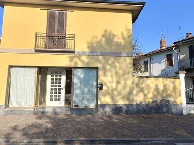 Locale Commerciale in vendita a Sannazzaro De' Burgondi, Lombardia