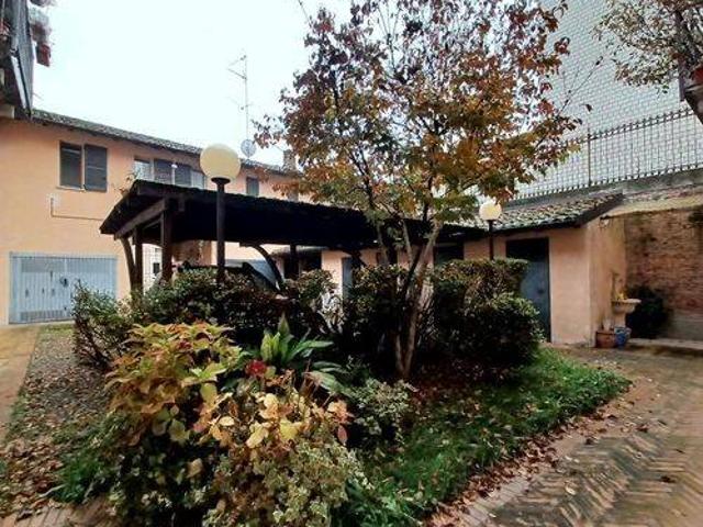 Locale Commerciale in vendita a Sannazzaro De' Burgondi, Lombardia